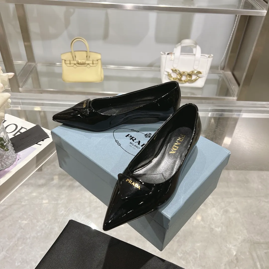 👟👟Ex-factory price 560👟👟 PRADA 2024𝐬𝐬Prada spring and summer new products, coming with strength! ❣️Fashionable and versatile nice item, original shoes developed from Italian counters and reproduced 1:1 according to the original taste. This year’s theme is not to be defined, embodying texture through simplicity and conciseness💛Top-grade patent leather with original 3D printing, the triangle logo is consistent with the original version, the goatskin lining is breathable and comfortable, and the genuine leather outsole. ⚛Size: 35-40 (41 customized) ⚛Original packaging accessories. ⚛Triangle deduction